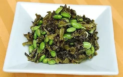 原料:毛豆200克,雪菜1袋(80克),新鲜红辣椒2根,姜末,糖,盐少许,油适量