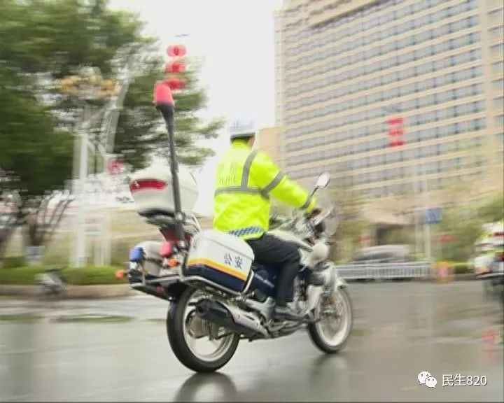 梅县区交警"铁骑队"亮相街头,路遇突发状况,10