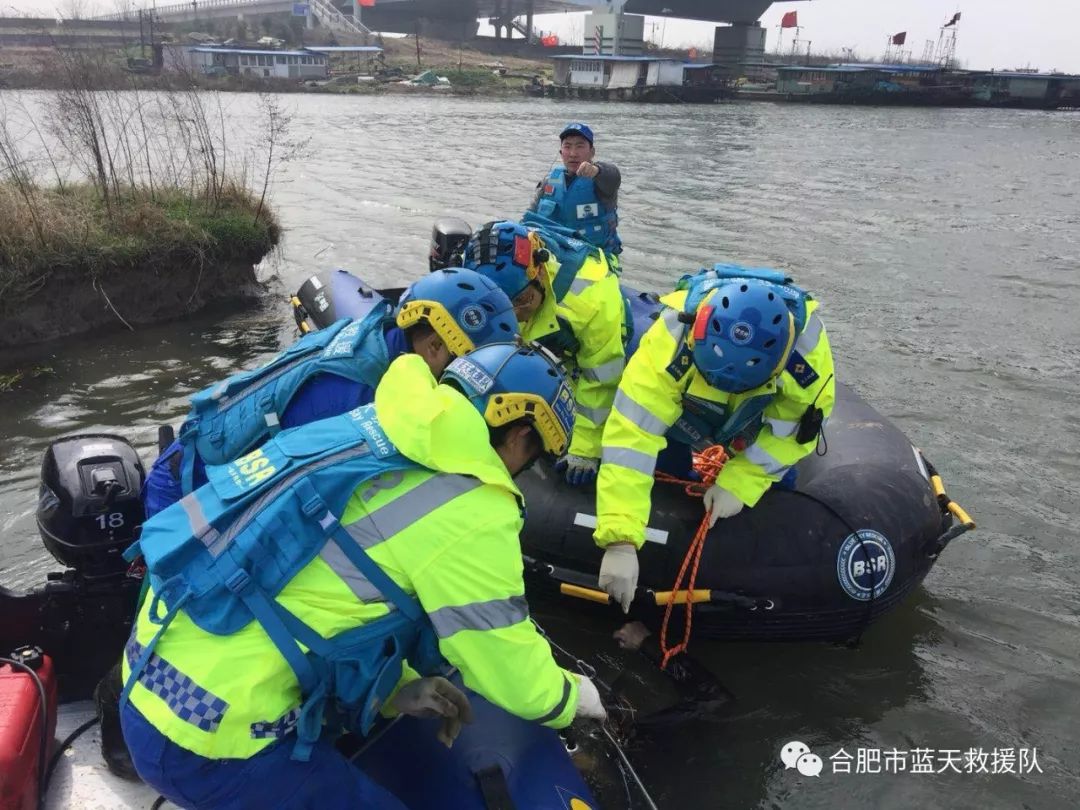 同时合肥蓝天救援队队员庐州老鹰,二羊,飞猫1船3人也将排查船靠近遇难