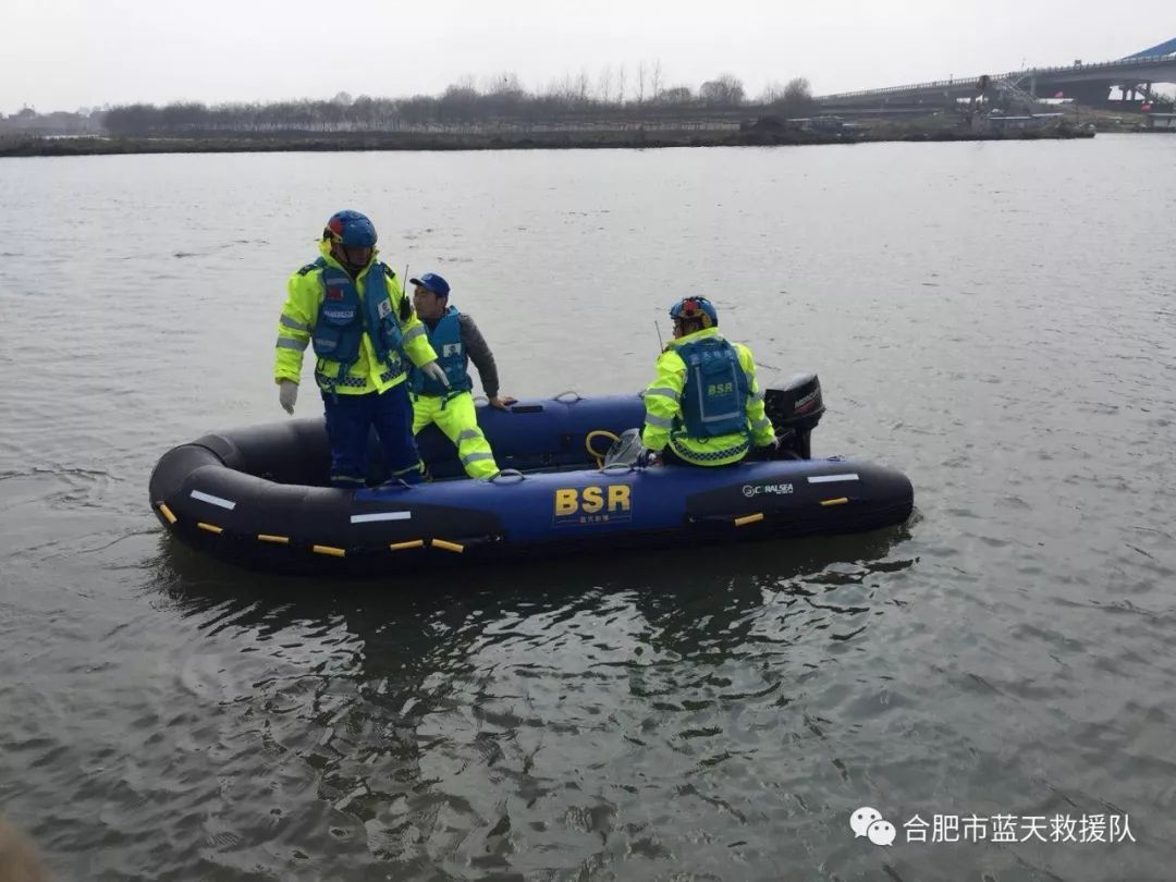 合肥市水上公安分局也派出了水警警员协同合肥蓝天救援队搜寻轻生男生