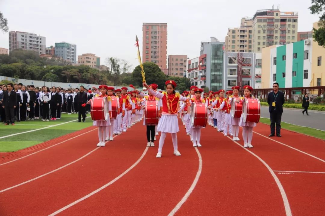 学校仪仗队为同学们吹响新学期号角