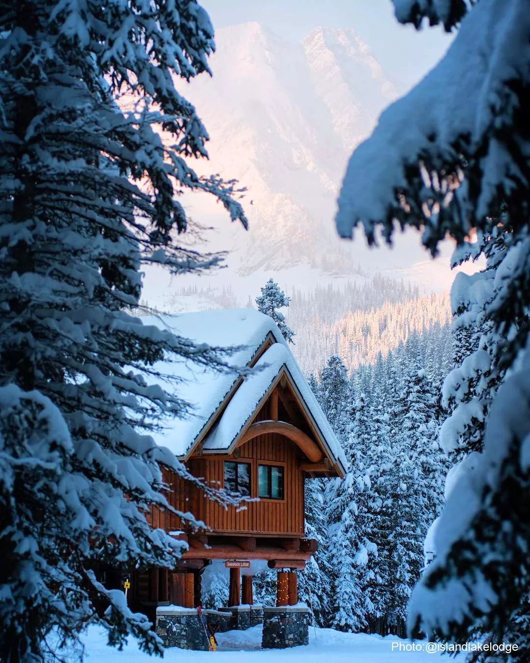 在北美西海岸,静享雪地小木屋的孤独之美