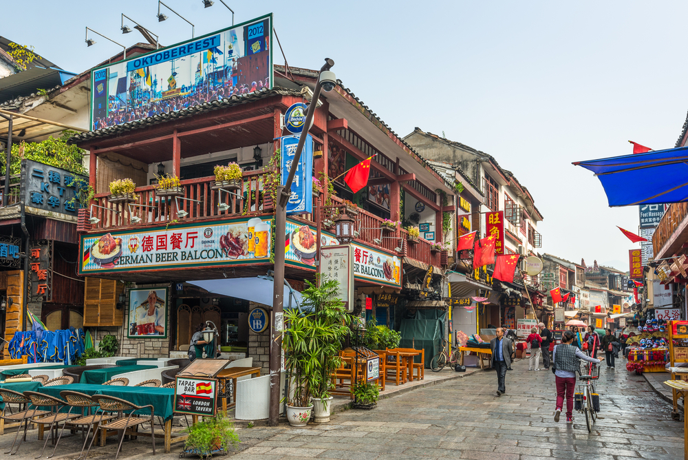 旅游 正文 白玉兰桂林阳朔西街酒店坐落于阳朔主干道蟠桃路上,与美丽