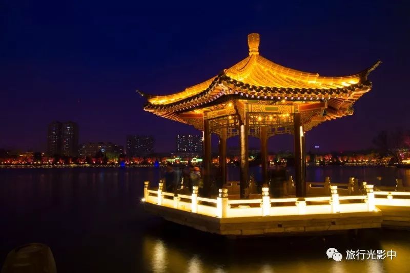 济南游玩拍夜景的好去处大明湖 流光溢彩宛如仙境