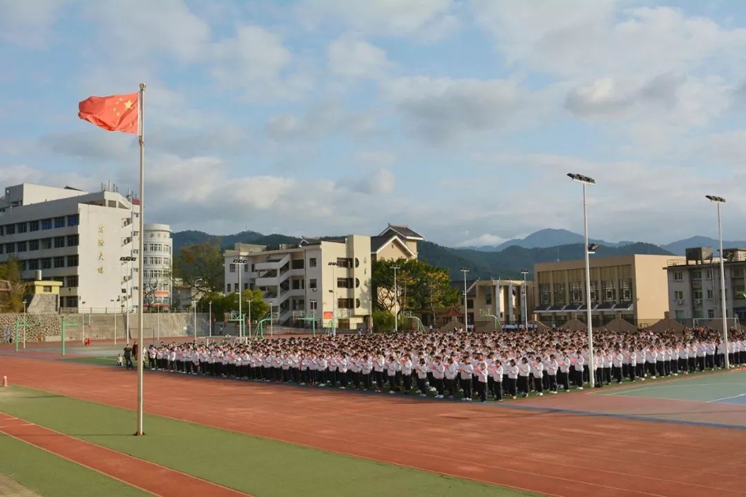 你的人生从此与众不同记永定一中2018届高考百日冲刺誓师大会暨成人