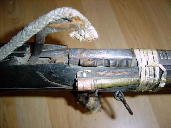 需要说明的是此类附带枪叉的火绳枪设计最早源于北印度·尼泊尔地区
