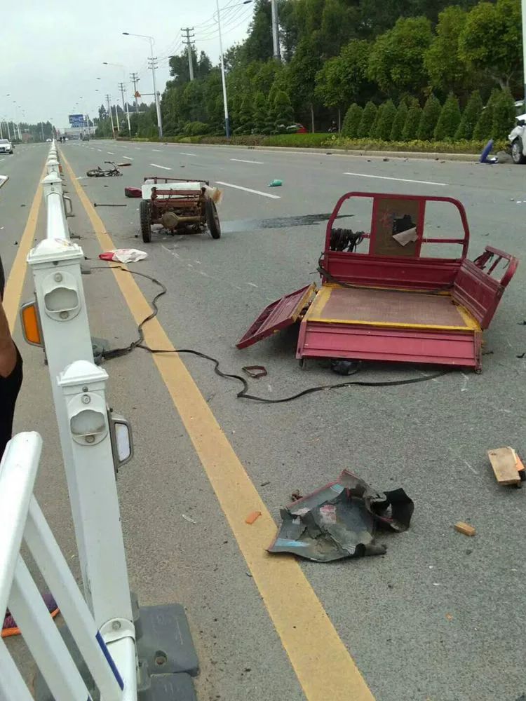 金海岸大道发生车祸,三轮车零件散落一地!