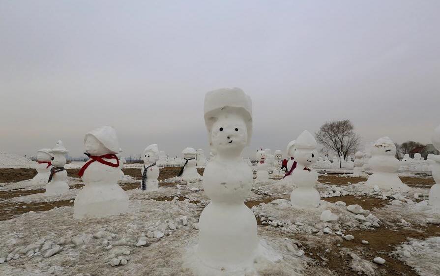 哈尔滨天气回暖 2018个雪人融化变模样