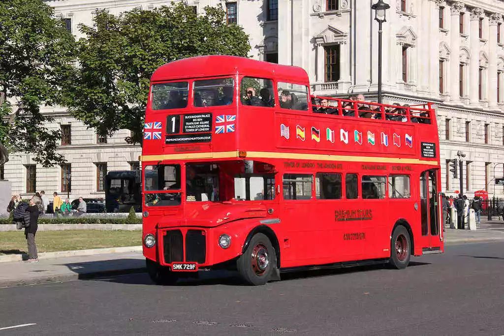 乘着标志性的伦敦双层红色巴士,沿着泰晤士河前行,去看经典的哥特式
