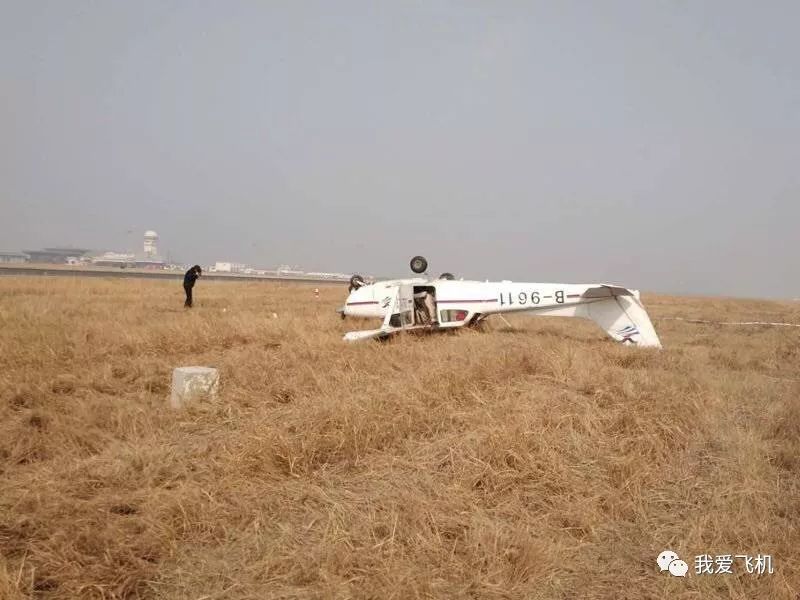 一架Cessna 172S飞机在飞行训练时发生翻扣！一人受伤