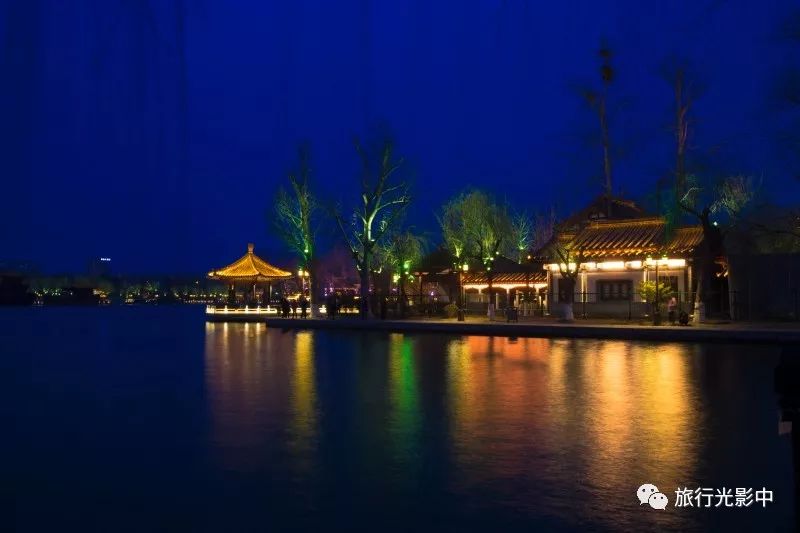 济南游玩拍夜景的好去处大明湖 流光溢彩宛如仙境
