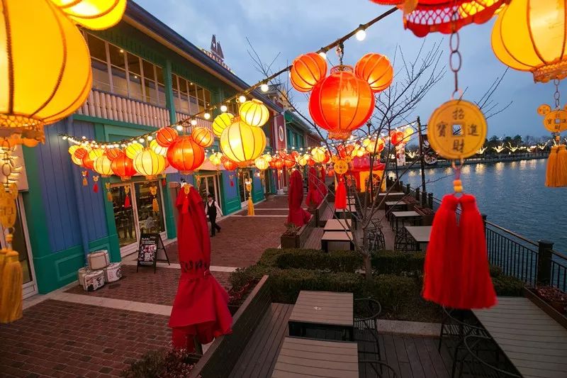 休闲惬意小镇湖畔的湖光夜色加上可爱的米奇灯笼百食香街集中式风情和