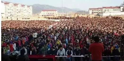 毛坦厂中学这家学校位于落后地区,当地人口密集,农村人口大,孩子们