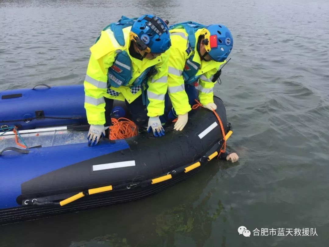 同时合肥蓝天救援队队员庐州老鹰,二羊,飞猫1船3人也将排查船靠近遇难