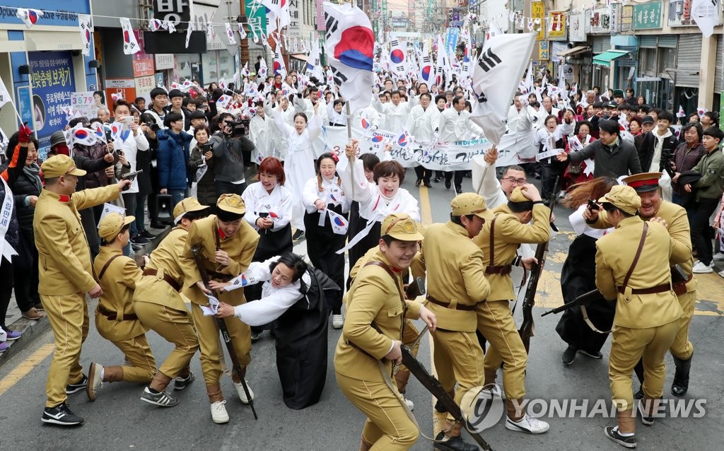 韩国纪念独立运动:"日本宪兵"遭民众痛打