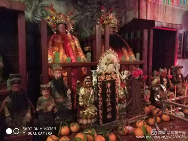 庙内供奉的主神及其夫人的神像和神位,这是大梧村的地头神.