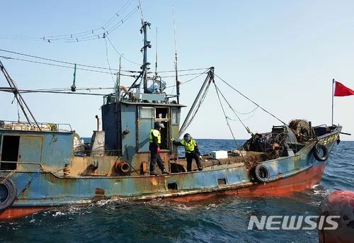 中国渔船被指非法捕捞,遭阿根廷海警开火,又被韩国扣押