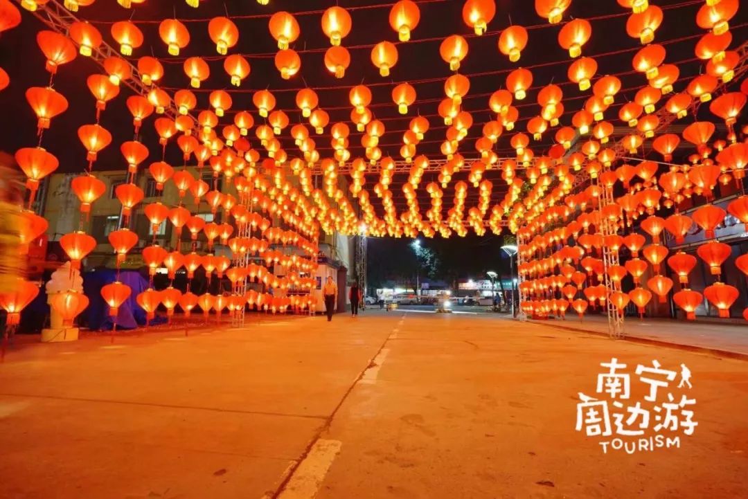 还有上万盏造型各异的花灯浪漫绽放 特色美食街,创意商品市集,非遗