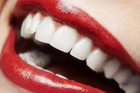 人的一生总共有两副牙齿:乳牙和恒牙.