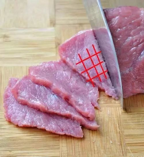 猪肉 猪肉要顺着肉的纹理刀,刀和肉的纹理呈水平线,切出来的肉片,纹路