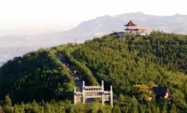 旅游 正文  元宝山风景区位于峰峰矿区新市区与千年古镇彭城的交界处