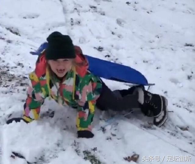 贝克汉姆雪天接小七放学!万人迷揉雪团打雪仗 小七滑雪仰天摔倒