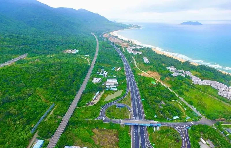 (通往陵水黎族自治县的海南环岛高速公路跨越河流.