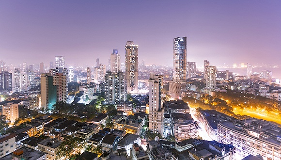孟买市中心夜景 图片来源:视觉中国 "印度孟买:跨国的