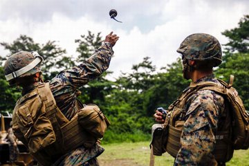 为什么扔手榴弹容易炸伤自己?新兵训练时,最害怕的却