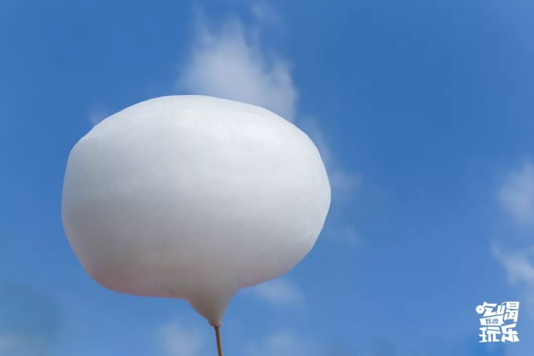 我买了一个纯白的棉花糖,让它对着天空合影,为纪念这一场丰富而纯粹