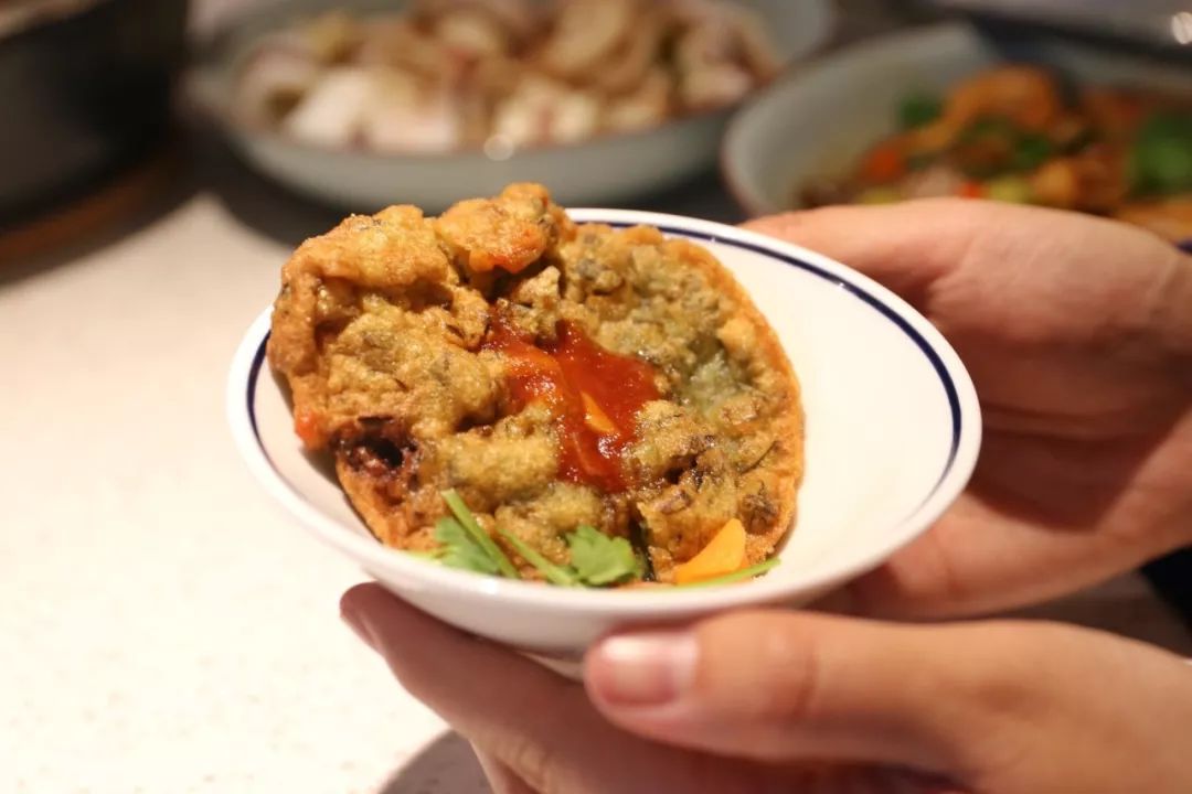 海蛎饼可是小时候关于街头美食的记忆,炸得外酥里嫩的海蛎饼还要加上