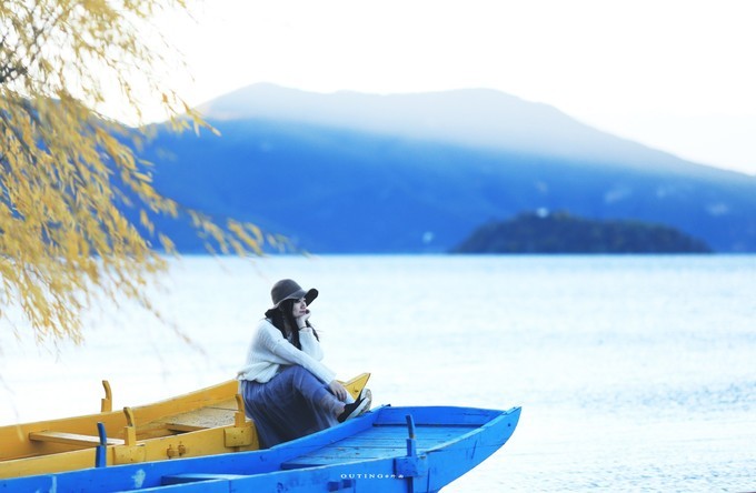 泸沽湖 ▲轻舟一叶 花海一片 拼凑成了一幅绝美的画面