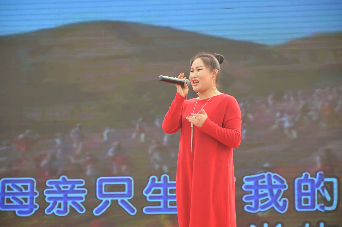 奥歌文化签约艺员,西北著名女通俗歌手杨杨为大家带来歌曲《好运来》