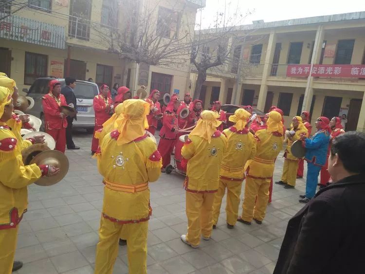 一大早,马额村锣鼓队来到马额街办院内进行锣鼓表演,为奋斗在一线的