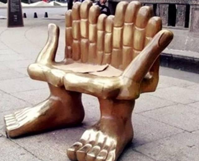 创意大师的奇葩椅子,你愿意在公共场所坐这种椅子吗?
