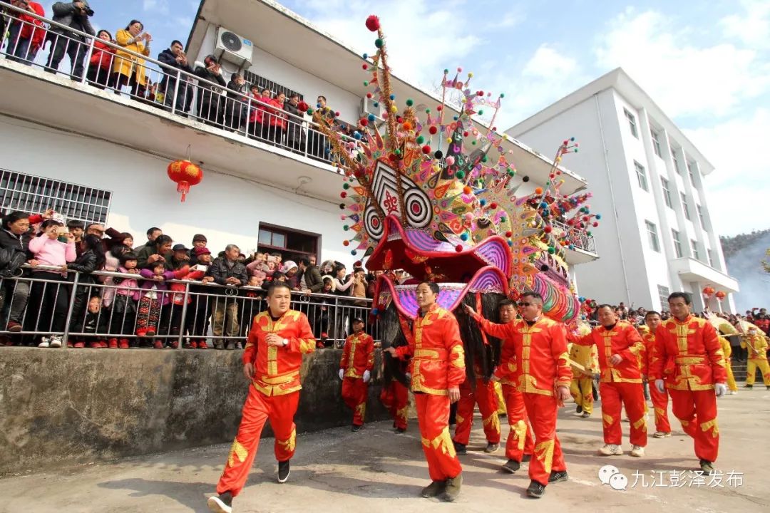 旅游 正文  板龙出游吸引了不少村民围观 目前,彭泽板龙已成功申报为