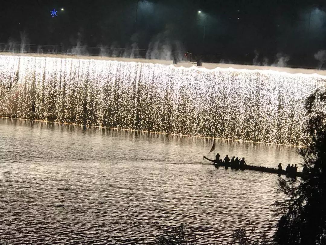 浪漫的摩天轮和烟花很配哦~ 东明桥上长200米的瀑布烟花 倒映在岐江