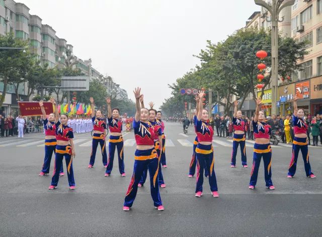 【元宵节!崇城锣鼓喧天,舞龙游街闹元宵!