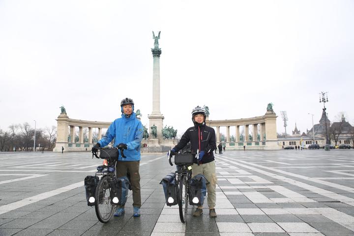 香港两位自行车骑手在匈牙利被冰雪围困五天,大雪无情人有情 