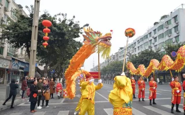 崇城锣鼓喧天,舞龙游街闹元宵!