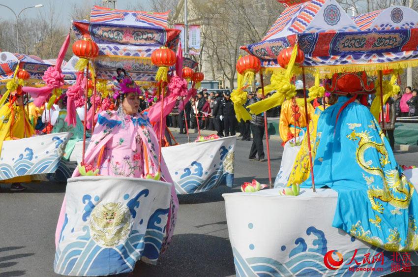 北京延庆区元宵节花会展演现场,跑旱船表演吸引了众多市民目光.