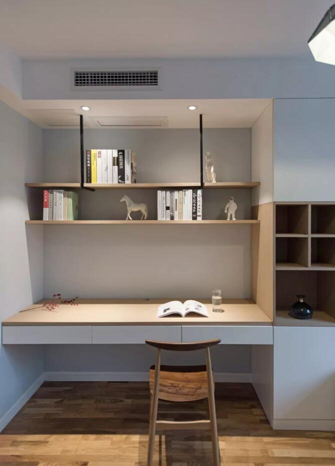 男孩房同样以整体木作形式呈现,书桌书架连接榻榻米床架,营造一个