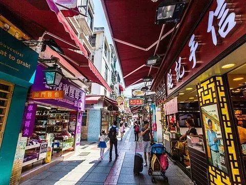 官也街(rua da cunha) 在氹仔南部市区中心,这条只有115米场的街