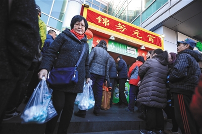 昨日,磁器口锦芳元宵外卖点,买元宵的队伍绵延了数百米.