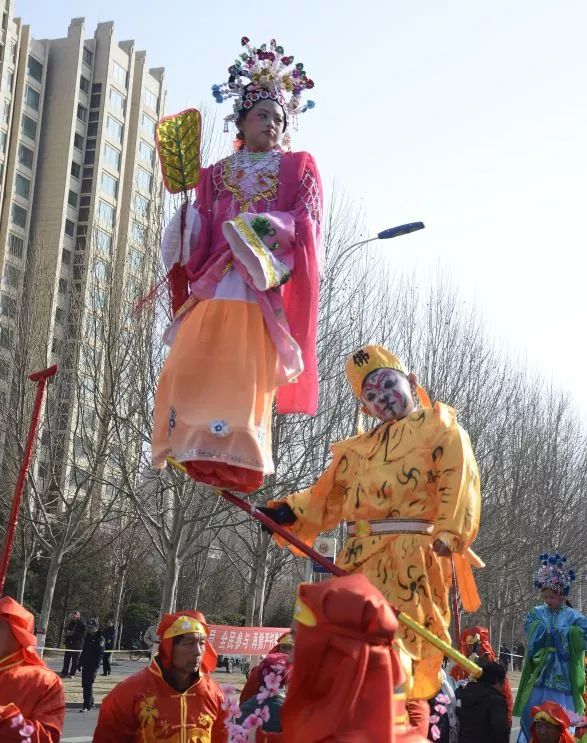 踩高跷,阁子里芯子,扑蝴蝶除了精彩的扮玩表演 这里还有让你口水直流