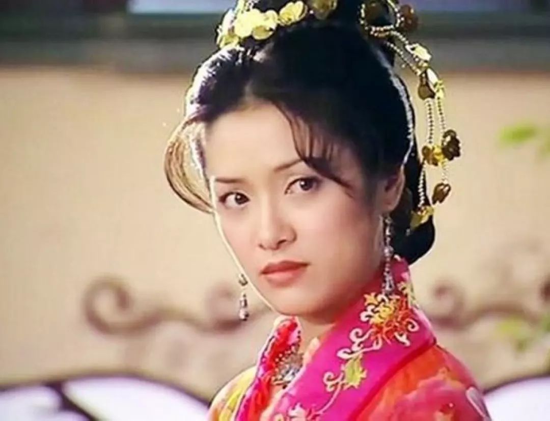 2000年担正主演剧集《杨贵妃》,当时创下36.