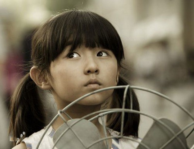 《唐山大地震》小女孩长大了,张子枫这个眼神我永远忘