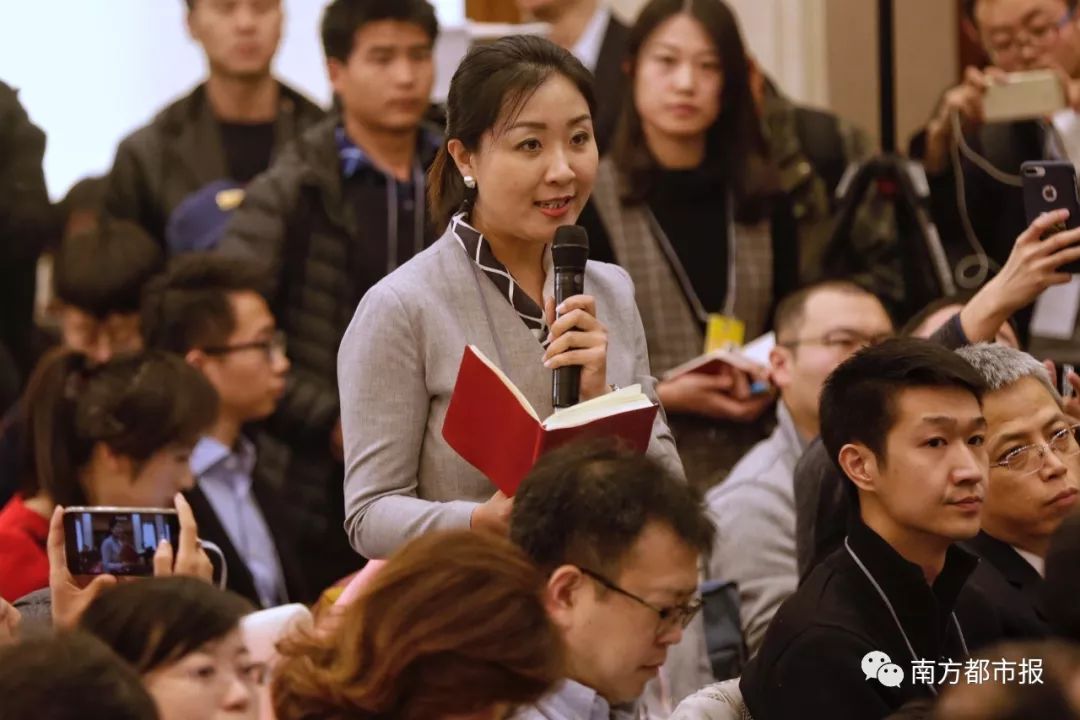 南都首席记者裘萍今日下午在新闻发布会上提问.南都记者 黎湛钧 摄