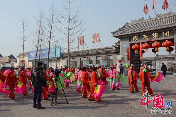 廊坊市爱民东道霞光集团门口,灯笼高挂,锣鼓喧天,广阳区北旺乡大枣林