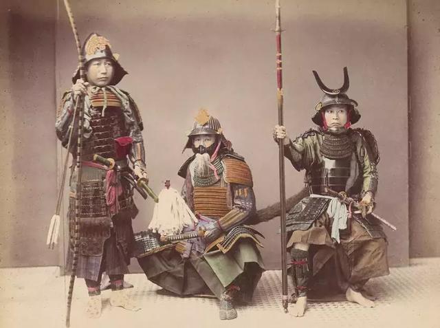 日本武士最初是怎么产生的,他们效忠的对象是日本天皇吗 